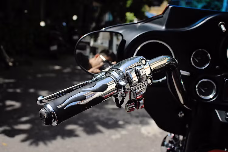 Cùm công tắc 2 bên tay lái Ultra Classic được tích hợp đầy đủ các nút bấm điều chỉnh hệ thống âm thanh. Đặc biệt, 2 tay nắm của xe cũng có hệ thống sưởi 2 chế độ để khiến việc điều khiển chiếc xe trong mùa đông trở nên bớt vất vả hơn. Cặp tay nắm nguyên bản đã được chủ xe thay bằng phụ kiện chính hãng HD với hoa văn hình ngọn lửa độc đáo.