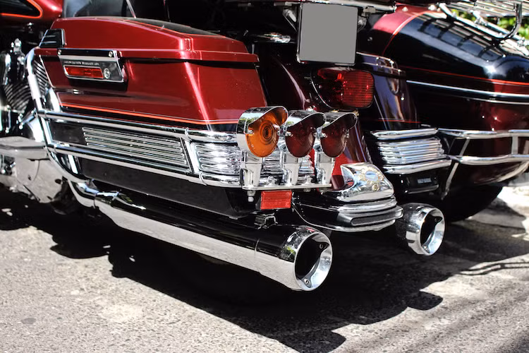 Với chiều rộng lớn hơn những chiếc Ultra Classic bình thường, phiên bản Ultra Classic Sidecar cũng có 2 cụm đèn xi-nhan và đèn định vị được dặt đối xứng hai bên, một ở bên trái xe và một nằm ở bên phía thuyền.