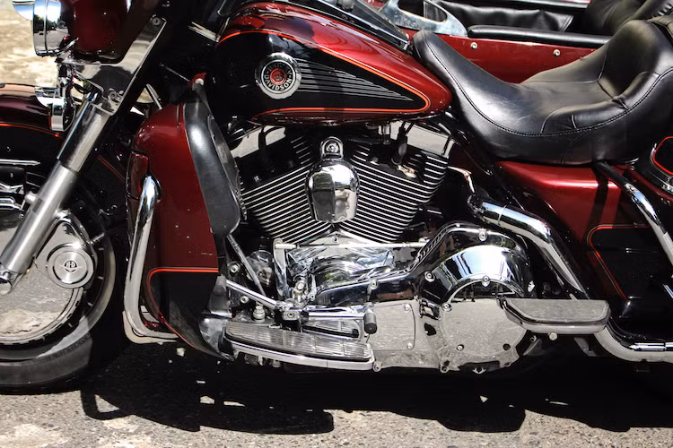 Với lịch sử trải dài từ năm 1965 tới nay, Ultra Classic đã từng được trang bị nhiều thế hệ động cơ khác nhau của HD, từ Panhead tới Milwaukee-Eight. Trong đó, HD Ultra Glide đời 2002 được trang bị khối động cơ V-Twin làm mát bằng không khí thuộc họ máy Twin-Cam, với đường kính trái piston 95,3 mm và hành trình piston 101,6 mm.