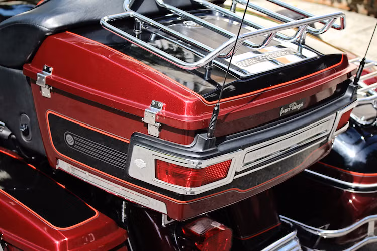 Nằm ở phía sau hành khách còn có thêm một thùng đồ lớn, đồng thời được tích hợp ăng ten bắt sóng radio và giá chằng đồ mạ chrome. Chiếc thùng này cũng được trang trí với 2 tông màu và mạ chrome nhiều chi tiết, "ton-sur-ton" với phần còn lại của chiếc xe. Mọi thùng đồ đều có khóa an toàn chống mất trộm.