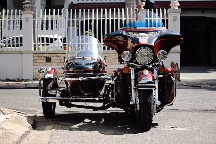 Ngoài khác biệt lớn nhất ở phần thùng xe, thiết kế của Ultra Classic Sidecar cũng giống như những chiếc Ultra Classic với mã FLHTCU khác. Đặc trưng của dòng xe này là bộ quây cản gió lớn ở phía trước, thường được dân chơi Harley tại Mỹ gọi là "cánh dơi". Trên những chiếc Ultra Classic thập niên 60, bộ quây này có thể tháo ra dễ dàng nhưng ngày nay, nó đã không còn khả năng tháo rời.