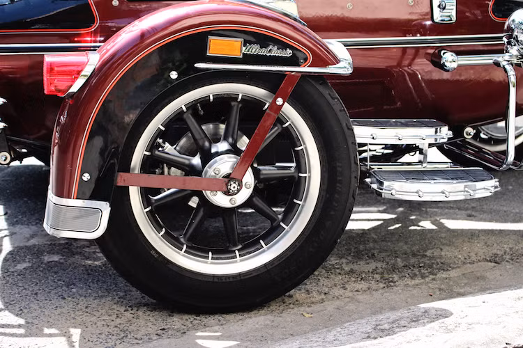 Bộ mâm ở bánh bên của thuyền cùng với dè đã được HD thiết kế tương tự như dè trước và mâm của chính chiếc Ultra Classic. Để chiếc xe có thể vận hành một cách an toàn và cân bằng, chiếc thuyền cũng đã được gắn quả nặng đối trọng cùng hệ thống phanh đĩa ở trục bánh bên. Xe cũng có phanh tay như ôtô được giấu ở giữa thuyền và thân.