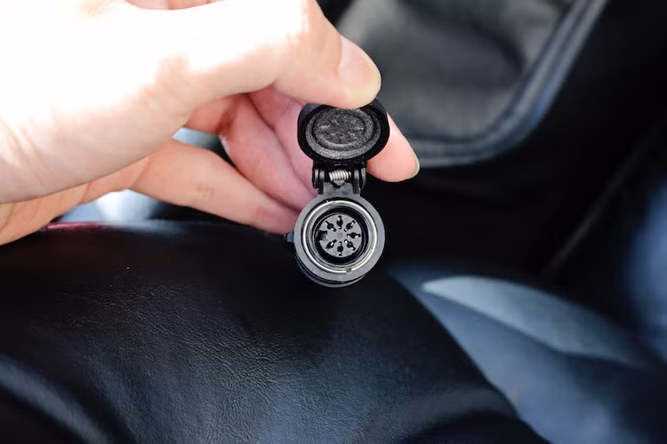 Vào năm 2002, công nghệ Bluetooth chưa được phổ biến rộng rãi trên xe máy như hiện nay. Chính vì vậy, Harley-Davidson đã trang bị 3 jack cắm chuẩn 7-Pin DIN ở trên bình xăng, ghế sau và trong thuyền để có thể kết nối với tai nghe, giúp 3 người ngồi trên xe đàm thoại qua tai nghe. Những jack cắm này cũng có thể kết nối với nhiều thiết bị âm thanh khác.