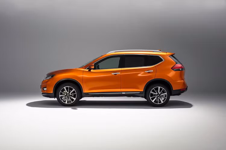 Các phiên bản động cơ của X-Trail 2017 không có sự thay đổi so với đời 2016. Tại châu Âu, chiếc xe sẽ được trang bị động cơ 1.6l diesel 130 PS, 2.0l diesel 177 PS và 1.6l xăng 163 PS. Tùy từng phiên bản, X-Trail 2017 có thể được trang bị hộp số sàn 6 cấp, tự động vô cấp CVT, hệ dẫn động cầu trước hoặc 4 bánh toàn thời gian.