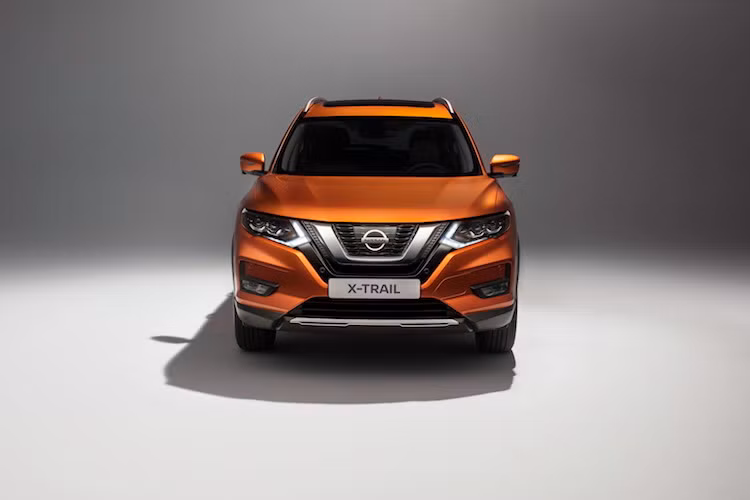 So với phiên bản hiện tại, Nissan X-Trail 2017 nổi bật ngay từ cái nhìn đầu tiên nhờ phần đầu xe với thiết kế được thay đổi. Trong đó, lưới tản nhiệt hình chữ V đặc trưng của Nissan đã được mở rộng hơn xuống dưới, đồng thời cản trước với các hốc đèn sương mù có kiểu dáng góc cạnh khỏe khoắn hơn.