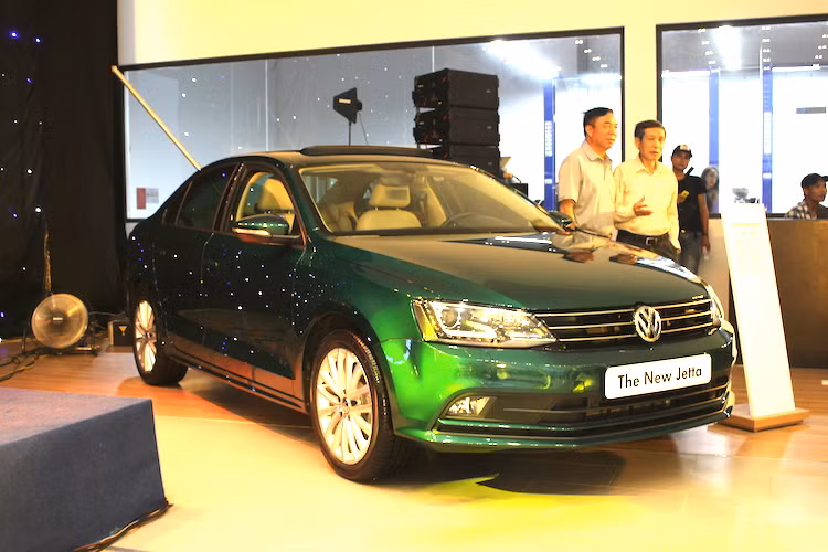 Nằm trong khu vực showroom rộng 900 m2 của Volkswagen Long Biên là những dòng xe "chủ đạo" tại Việt Nam, cùng phân khúc với nhiều đối thủ mạnh. Trong dòng xe sedan, một mẫu xe khá mới của Volkswagen có mặt là chiếc Jetta thuộc phân khúc C với giá 990 triệu đồng. Được trang bị động cơ 1.4l tăng áp mạnh 160 mã lực, chiếc xe là "đối trọng" với Honda Civic mới khi có công nghệ tương đương nhưng thiết kế "truyền thống" hơn.