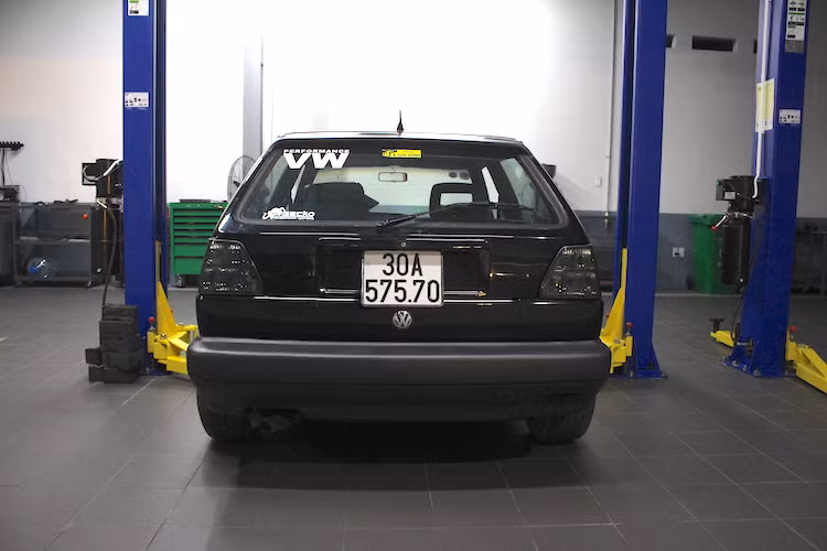 Cùng với trung tâm huấn luyện rộng 70 m2 và một số khu vực khác như văn phòng, bãi xe... showroom Volkswagen Long Biên tại Hà Nội có tổng diện tích lên tới 3000 m2. Theo Volkswagen, xưởng dịch vụ của Volkswagen Long Biên có thể tiếp nhận 7000 lượt xe/năm, bao gồm cả các dòng xe Volkswagen cũ từ trước khi hãng có mặt chính thức tại Việt Nam.