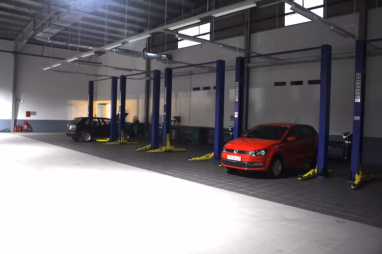 Có tổng số vốn đầu tư 30 tỷ đồng, đại lý Volkswagen tại Hà Nội không chỉ có diện tích trưng bày 900 m2 mà còn có khu dịch vụ bảo dưỡng sửa chữa hơn 1600 m2. Cũng giống như các đại lý 3S hay 4S của nhiều thương hiệu xe lớn khác tại Việt Nam, Volkswagen cũng yêu cầu khắt khe trình độ nhân viên và cơ sở vật chất kỹ thuật của khu vực dịch vụ.