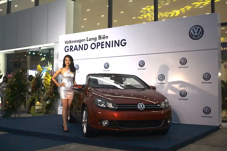 Trong những dòng xe xuất hiện tại Volkswagen Long Biên, một dòng xe "đặc trưng" của hãng là chiếc hatchback hạng C Golf lại có đại diện khá đặc biệt - phiên bản mui trần Golf Cabriolet. Thuộc thế hệ Golf thứ 6, Golf Cabriolet được sản xuất trong khoảng từ năm 2011-2015. Đây là lần đầu tiên phiên bản mui trần này có mặt tại Hà Nội.