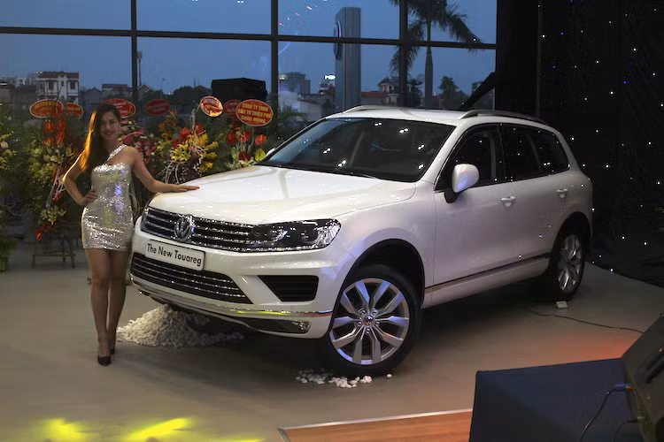 Dòng xe cao cấp nhất của Volkswagen tại Việt Nam là chiếc Touareg với giá 2,629 tỷ đồng. Mẫu xe này được coi là phiên bản "giá rẻ" của Audi Q7 hay Porsche Cayenne khi sử dụng chung nền tảng chassis PL52 của Volkswagen, có các trang bị chỉ thua kém một chút nhưng bán với mức giá rẻ hơn.