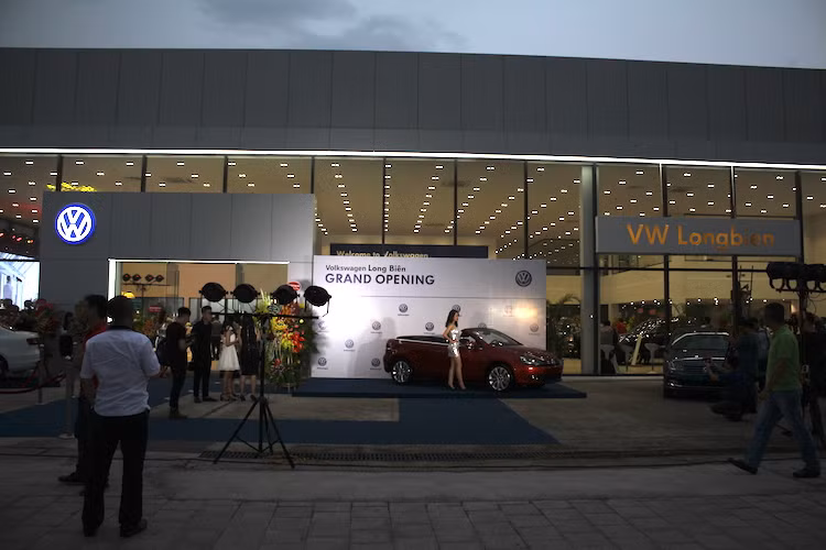 Hiện tại, 3 rào cản lớn nhất của Volkswagen tại Việt Nam là thương hiệu còn khá xa lạ với người dùng, giá bán tương đối cao và mạng lưới dịch vụ còn "mỏng". Tuy nhiên, trong năm nay hãng cũng đã có dự định mở thêm nhiều đại lý từ Bắc vào Nam. Ngoài ra, thời điểm 2018 khi thuế nhập xe từ ASEAN bằng 0 cũng là cơ hội để xe Volkswagen có giá rẻ hơn, do nhiều dòng xe của hãng đang được lắp ráp tại Malaysia và Indonesia.