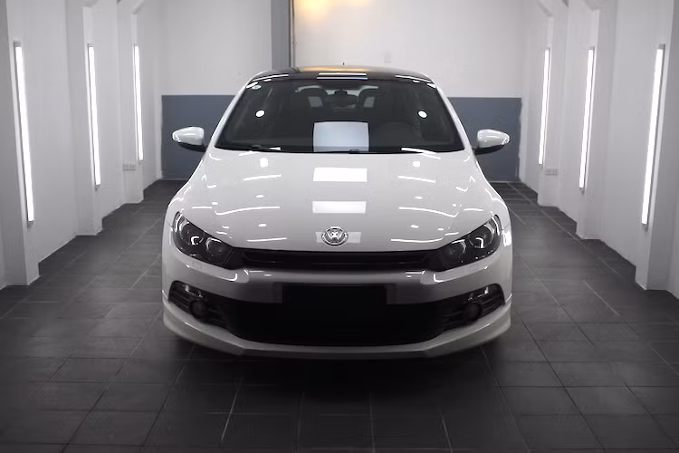 Khu vực dịch vụ tiêu chuẩn gồm 12 khoang bảo dưỡng và sửa chữa chung, 5 khoang sửa chữa thân vỏ xe/sơn. Các máy tính tại xưởng đều cài đặt hệ thống chẩn đoán và phần mềm nối mang toàn cầu. Ngoài ra, khách hàng cần mua phụ tùng chính hãng Volkswagen cũng có thể tìm tới kho phụ tùng rộng 150 m2 với 3000 loại khác nhau, nhập từ kho tại Brussel.