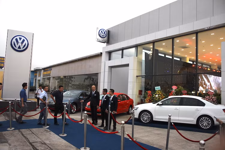 Vào ngày 29/6/2017 tại Hà Nội, Đại lý chính hãng thứ 6 của hãng xe ôtô Volkwagen tới từ Đức đã được chính thức khai trương sau 9 tháng xây dựng và hoàn thiện. Đáp ứng tiêu chuẩn đại lý 4S (Sale - Bán hàng, Service - Dịch vụ, Spare Parts - Phụ tùng chính hãng và global System - Kết nối toàn cầu), đại lý này đặt tại số 3 Nguyễn Văn Linh, Long Biên, Hà Nội.