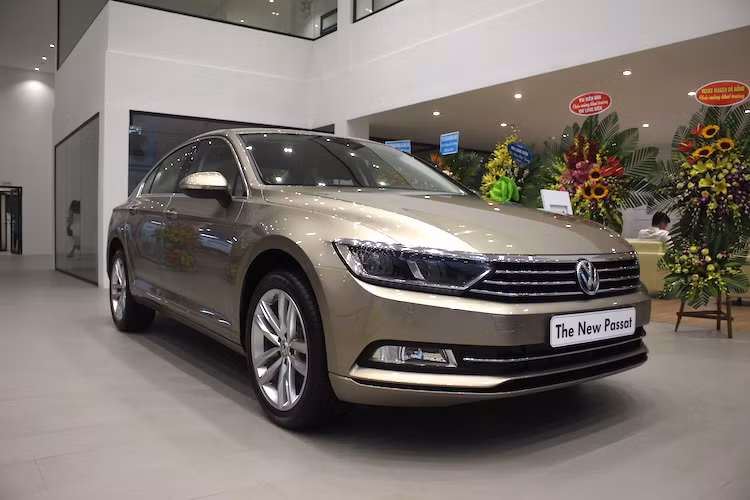 Trong khi đó, chiếc sedan hạng D Passat ở nước ngoài là đối thủ của Mazda 6 hay Toyota Camry. Có giá 1,45 tỷ đồng và sở hữu động cơ 1.8l tăng áp với công suất 177 mã lực, Passat tại Việt Nam sẽ không chỉ cạnh tranh với các đối thủ Nhật Bản mà còn với cả chiếc Renault Talisman có giá tương đương. Ngoài ra, dòng sedan của Volkswagen còn có chiếc Polo thuộc phân khúc B, giá 690 triệu.