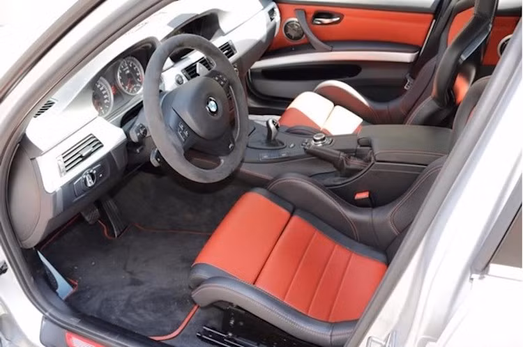Ở bên trong nội thất, M3 CRT vẫn giữ lại đầy đủ các trang bị tiện nghi của chiếc M3 Sedan bình thường. Tuy nhiên để giảm trọng lượng và khiến cho chiếc xe trở nên đặc biệt hơn, BMW đã sử dụng cặp ghế xe đua với khung bằng sợi carbon trên phiên bản này.
