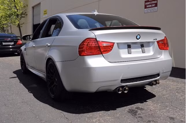 1 trong 2 chiếc M3 CRT tại Mỹ đang được rao bán ở trong tình trạng gần như mới nguyên khi mới chỉ đi được 250 dặm (402 km). Chính vì độ "độc" của mình, chiếc xe này đang bị "thét giá" lên tới 299.950 USD (tương đương 6,8 tỷ đồng).