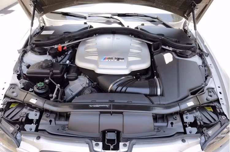 Thay vì động cơ V8 4.0l nạp khí tự nhiên như trên những chiếc M3 Sedan thường, M3 CRT được trang bị động cơ có dung tích tăng lên 4.4 lít, giúp chiếc xe đạt công suất tối đa lên tới 450 mã lực. Đây là động cơ đã từng được BMW trang bị cho M3 GTS coupe và được mệnh danh là cỗ máy V8 tuyệt vời nhất từng được BMW chế tạo.