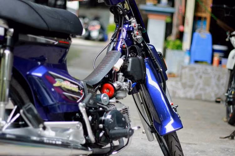 Những chiếc Dream chơi theo phong cách kiểng thường có động cơ nguyên bản được nâng dung tích xi-lanh lên 110, thậm chí là 125 cc nhờ các phụ tùng từ Honda Wave 110 hay Honda Future 125. Toàn bộ thân xe đã được sơn lại trong màu xanh dương nổi bật hơn, nhưng vẫn đầy nhã nhặn.