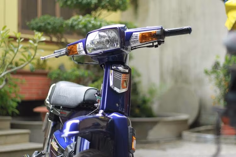 Với những phụ tùng đơn giản, không cầu kỳ, chiếc Super Dream nhã nhặn có thể trở nên hấp dẫn và thể thao hơn khi độ theo phong cách kiểng. Bản độ chiếc Super Dream trong bài viết là một ví dụ khi không có quá nhiều đồ chơi nhưng vẫn khiến chiếc xe nổi bật trên đường hơn đa số những chiếc Dream khác tại Việt Nam.