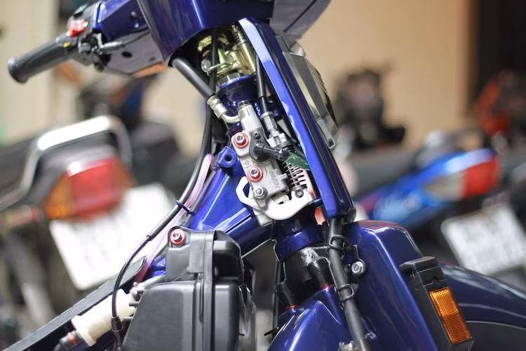 Để có thể lắp được hệ thống phanh đĩa một cách gọn gàng mà không phải khoét nhựa dàn đầu, chiếc xe đã được trang bị tổng phanh trước từ Honda Vision giấu gọn cạnh cổ. Giống như nhiều chiếc Dream kiểng khác, yếm xe đã được tháo bỏ để khiến chiếc xe trở nên gọn gàng hơn.