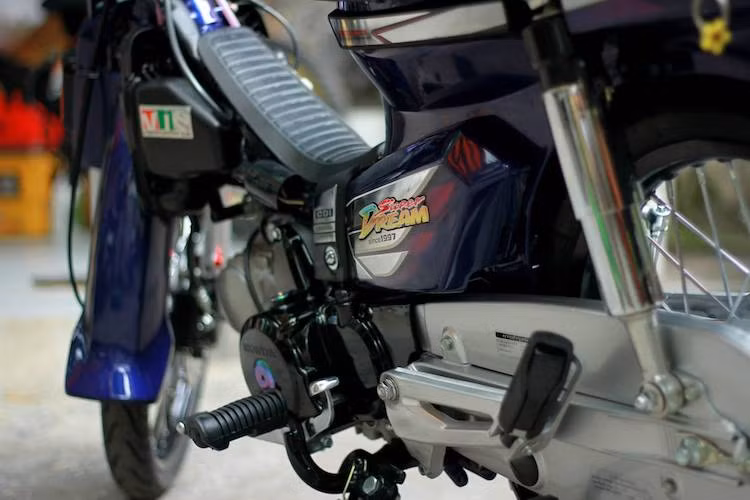 Màu xanh này được pha theo màu phiên bản Super Dream đặc biệt kỷ niệm 10 năm thành lập Honda Việt Nam vào khoảng năm 2006. Bên cạnh màu sơn, dàn tem dán của chiếc xe cũng được lấy từ phiên bản kỷ niệm này, với điểm nổi bật là tem thiết kế cánh chim màu chrome bóng.