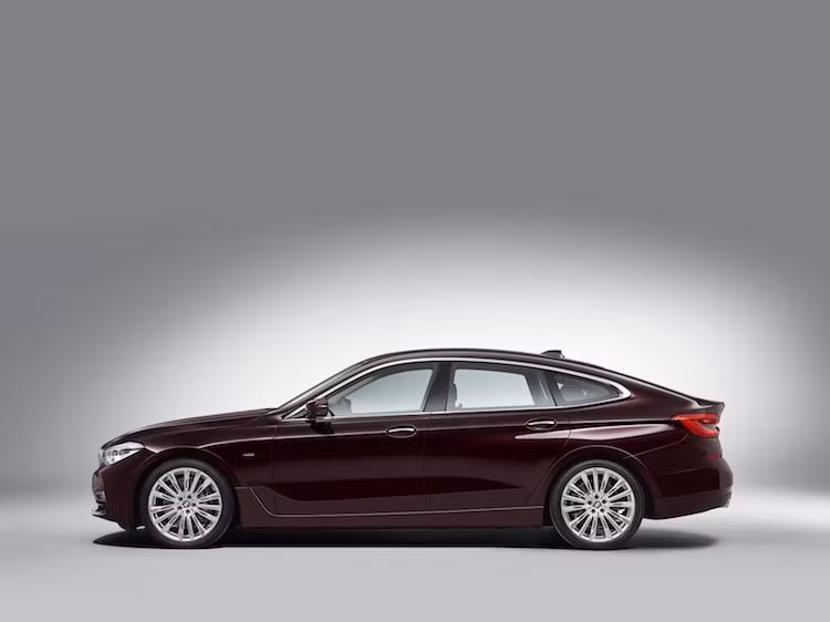 Những chi tiết này được thể hiện qua thanh nẹp xéo nằm ở dưới vè trước nối liền với một đường dập nổi chạy dọc thân hay phần đầu với lưới tản nhiệt lớn nối liền với các đèn pha. Để khắc phục sự không cân đối của 5 Series GT, BMW đã giảm chiều cao xe thêm 21 mm, đuôi xe thấp hơn 64 mm nhưng trục cơ sở dài hơn, đạt tới 5091 mm trên 6 Series GT.