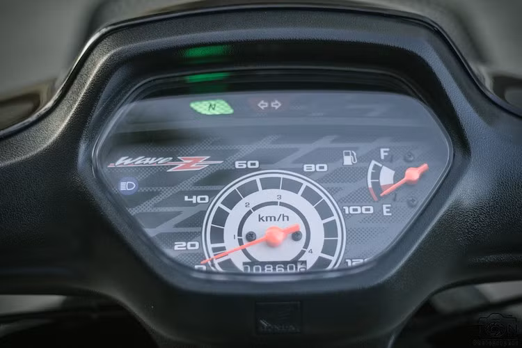 Nằm ở phía trên tay lái, cụm đồng hồ nguyên bản đã được thay bằng đồng hồ của chiếc Wave Z tại Phillipines với họa tiết thể thao hơn. Hai bên tay lái là cặp gù Seven Speed và cùm phanh Brembo RCS 15.