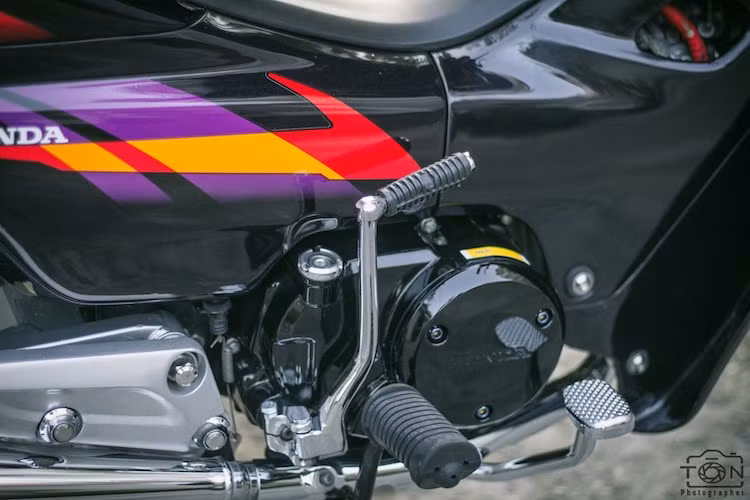 Khối động cơ 110 cc SOHC 2 van nguyên bản của xe không được can thiệp bên trong kết cấu, nhưng đã được độ nhẹ dàn lửa với IC 99, mô-bin sườn của Protech và dây tăng áp Nology Hot Wire. Ngoài ra, chế hòa khí nguyên bản của xe cũng đã được thay bằng loại tháo từ Honda Dream 125 Thái Lan.