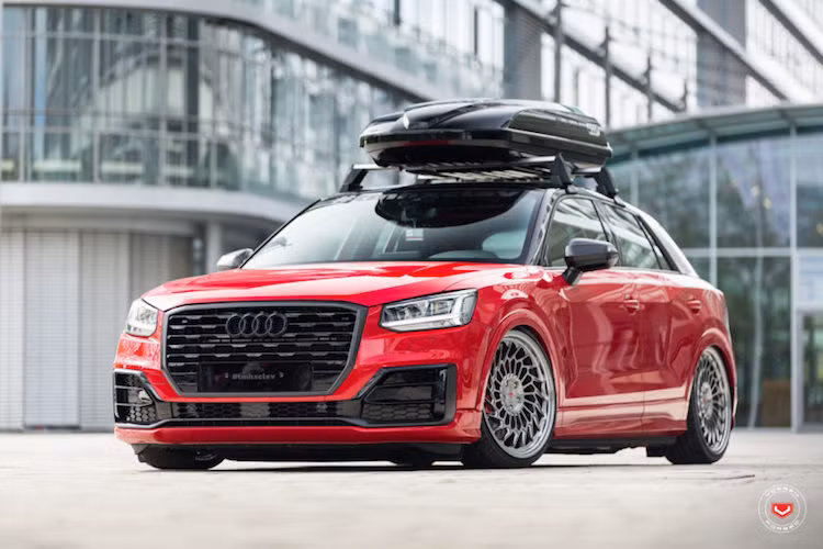 Ra mắt vào đầu năm 2016, mẫu crossover Audi Q2 hiện có giá rẻ nhất trong dòng xe địa hình Audi. Với kiểu dáng cá tính, Audi muốn hướng Q2 tới những khách hàng trẻ tuổi trong các chiến dịch quảng cáo của mình. Mới đây nhất, hãng đã mở ra chiến dịch #Unbeatable với sự tham gia của các hãng độ xe.