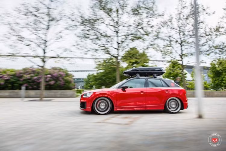 Trong khi đó, 3 động cơ diesel sẽ có dung tích 1.6 hoặc 2.0l. Hộp số sàn 6 cấp là trang bị chuẩn, với số tự động ly hợp kép là tùy chọn trên tất cả các phiên bản. Ngoài 2 phiên bản 2.0l cao cấp nhất có hệ dẫn động 4 bánh quattro, tất cả các bản còn lại của Q2 đều dẫn động cầu trước.