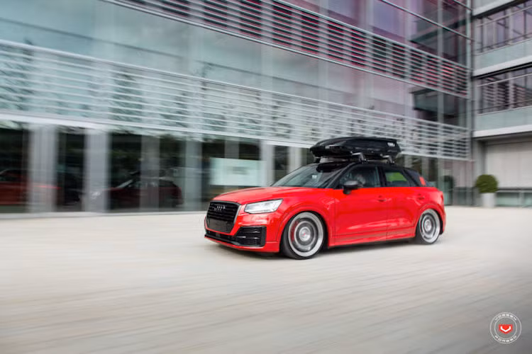 Bên dưới nắp ca-pô, bản độ Q2 của AH Exclusive Parts không có sự thay đổi về hệ động lực so với xe nguyên bản. Hãng không tiết lộ chiếc Q2 độ này có động cơ nào, tuy nhiên hiện tại Audi trang bị cho chiếc xe tổng cộng 6 phiên bản động cơ, trong đó có 3 bản chạy xăng và 3 bản chạy diesel. Các phiên bản máy xăng tăng áp gồm 1l 3 xi-lanh, 1.4l và 2l 4 xi-lanh.