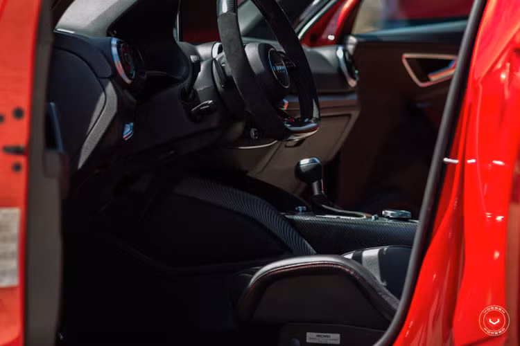 Ở bên trong nội thất, chiếc Q2 cũng đã được độ lại theo hướng thể thao với cặp ghế xe đua Recaro và tay lái từ siêu xe Audi R8. Toàn bộ cabin của chiếc xe cũng đã được bọc hoàn toàn trong chất liệu nhung nhân tạo alcantara với trọng lượng nhẹ và bề mặt mịn dễ chịu.