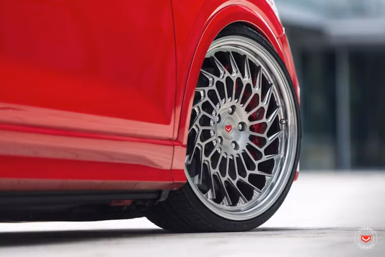 Vốn là mẫu crossover gầm cao, tuy nhiên AH Exclusive Parts đã biến Q2 thành một chiếc hatchback 5 cửa hạng B cao cấp khi trang bị cho chiếc xe hệ thống treo khí hạ gầm sát đất. "Dàn chân" của chiếc xe cũng được độ lại với bộ mâm Vossen ML-R2 thiết kế độc đáo với đường kính lên tới 20 inch cùng hệ thống phanh từ xe thể thao Audi RS4.