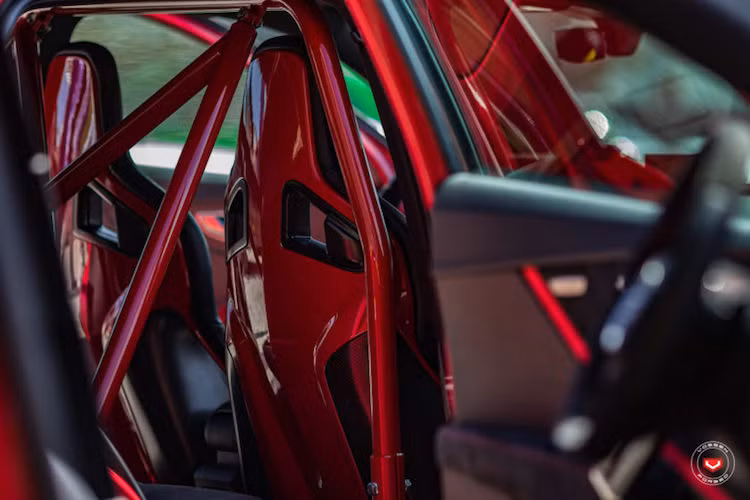 Đặc biệt, hàng ghế sau trên bản độ Audi Q2 này đã bị loại bỏ, thay vào đó là bộ khung thép gia cường theo phong cách xe đua. Giống như khung ghế ngồi, bộ khung thép này cũng đã được sơn lại trong tông màu đỏ tươi thể thao như màu ngoại thất xe.