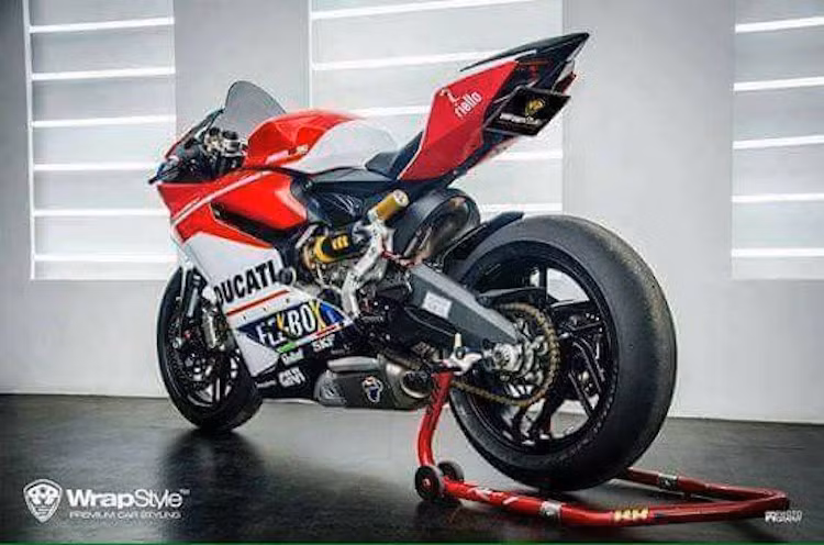 Tại thị trường Việt Nam, Ducati 959 được bán với 2 màu sắc là đỏ hoặc trắng mờ. Xe được Ducati Việt Nam nhập khẩu nguyên chiếc từ Thái Lan hoặc Ý, với giá bán lần lượt là 591,9 và 849,6 triệu đồng.