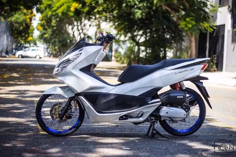 Lấy cảm hứng từ phong cách chơi của Thái Lan - một trong những quốc gia nổi tiếng nhất về phong trào chơi xe phân khối nhỏ, một người chơi xe tại Sài Gòn đã tiến hành độ lại chiếc PCX của mình theo phong cách Thái đơn giản nhưng ấn tượng.