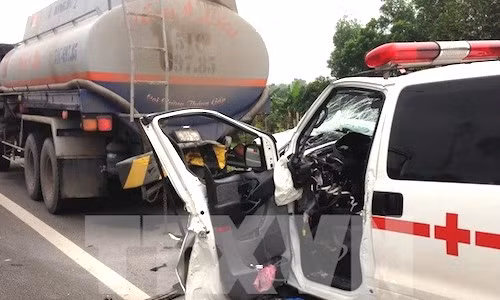 Xe cap cuu gay tai nan khien 1 nguoi tu vong tai cho