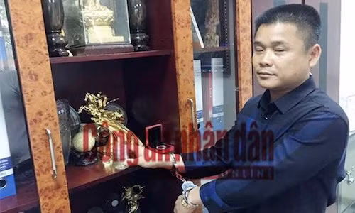 Ep tinh dich chat ngon tay, sep ngan hang SHB mat ghe