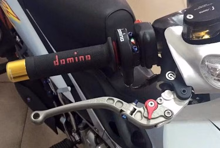 Nằm ở phía trên tay lái, chiếc Yamaha Z125 cũng đã được chủ xe trang bị một số món đồ chơi nhỏ nhưng hữu dụng. Hoàn tất hệ thống phanh trước là cùm phanh Brembo và bình dầu Rizoma Next, trong khi ở hai bên tay lái là bao tay Domino và gù Barracuda. Ngoài ra, chiếc xe còn có cùm công tắc rút gọn, cùm ga cuốn Domino và cặp tay phanh/côn CRG.