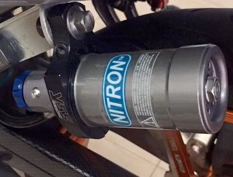 Thay vì cây phuộc monoshock nguyên bản, chủ xe đã nâng cấp phuộc sau trên Z125 bằng phuộc Nitron bình dầu rời. Cùng với đôi lốp Michelin, chi tiết này đem tới cảm giác điều khiển vượt trội hơn so với xe nguyên bản.