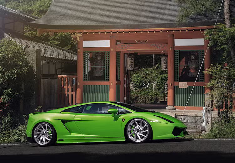 Dòng siêu xe từng rất phổ biến một thời của thương hiệu Lamborghini là Lamborghini Gallardo đã có vẻ ngoài mới mẻ hơn theo phong cách "đàn em" Huracan nhờ các chi tiết độ bởi hãng KSB Japan tới từ Nhật Bản.