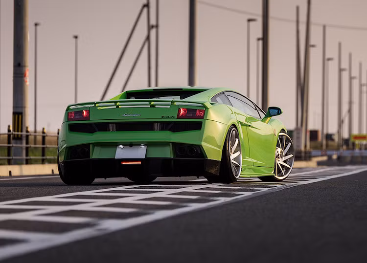 Kết hợp với hệ dẫn động 4 bánh toàn thời gian, siêu xe cũ này vẫn có tốc lực đáng nể sau hơn 10 năm với thời gian tăng tốc 0-100 km/h trong 4,2 giây và đạt tốc độ tối đa 310 km/h.