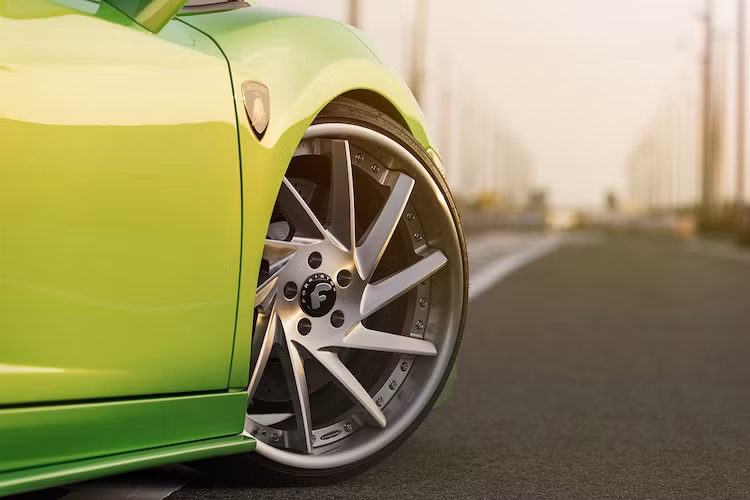 Trên bản độ Gallardo này, "dàn chân" của chiếc xe đã được chú ý đặc biệt khi thay bộ mâm Forgiato Troppo với đường kính 20 inch bằng hợp kim nhôm phay bóng và thiết kế 10 cánh xoắn đẹp mắt. Với hệ thống treo khí, chiếc Gallardo có thể hạ gầm sát đất khi đỗ để có dáng thể thao và ấn tượng hơn nữa.