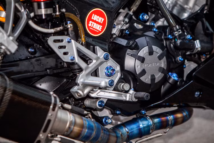 Khối động cơ DOHC xi-lanh đơn 150 cc của xe côn tay Winner không có sự thay đổi về kết cấu, chỉ độ lại cổ pô titan và trang trí bằng một số chi tiết như dàn ốc titan Proti hay ốp bưởng côn... Nằm lùi về phía sau động cơ một chút là dàn để chân lấy từu superbike Aprilia RSV4 và bình dầu cho pen đạp sau AEM Titanium.