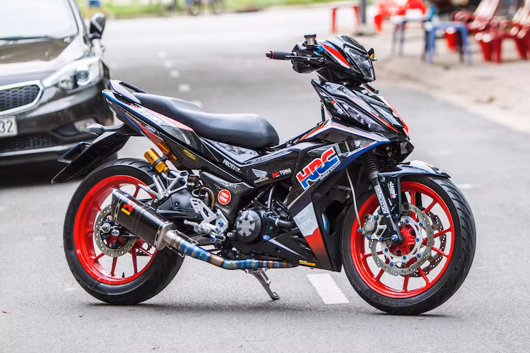 Mẫu xe côn tay underbone thể thao Honda Winner 150 đã trở nên "ngầu" hơn khi có dàn vỏ với nhiều chi tiết phủ carbon và đặc biệt là "dàn chân" được lấy từ KTM RC 390. Với cặp mâm này, chiếc xe đã có ngoại hình "bề thế" hơn mà không ảnh hưởng quá nhiều tới khả năng vận hành.