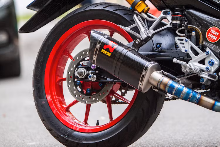 Cùng với cặp lốp Pirelli Angel GT, độ ổn định của Winner đã tăng lên nhiều so với xe nguyên bản khi vận hành trên đường. Hệ thống phanh sau gồm đĩa và heo Bybre cũng đã được lấy từ KTM RC, ngay bên cạnh là cây pô Akrapovic carbon cho tiếng nổ trầm ấm.