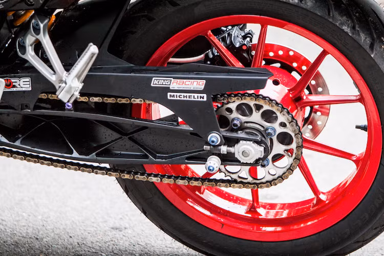 Sức mạnh động cơ được truyền tới bánh sau thông qua sên DID và đĩa tải sau CNC. "Dàn chân" phía sau của xe cũng đã được độ mâm KTM RC 390, kết hợp với gắp từ mẫu naked bike phân khối lớn này. Không chỉ có gắp chắc chắn hơn, chiếc Winner còn được chủ xe độ phuộc monoshock bình dầu rời của Ohlins.