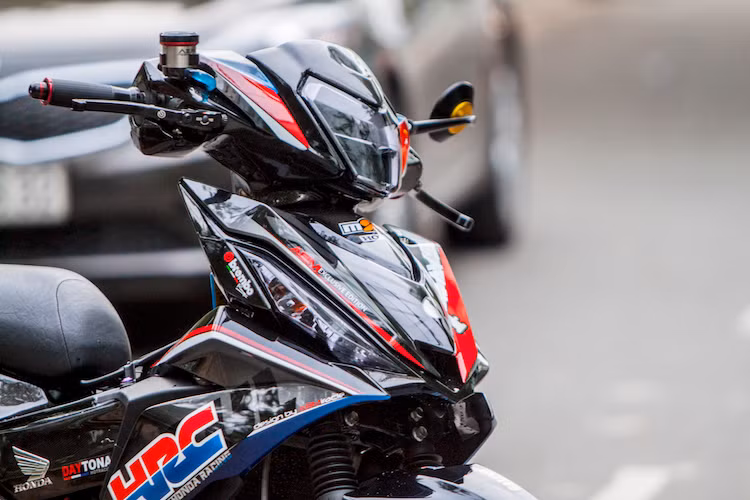 Nằm ở phía trên tay lái của chiếc xe cũng là hàng loạt các món "đồ chơi" đã quen thuộc với giới độ xe Việt, có thể kể tới bao gồm cùm côn dầu Brembo, cùm phanh Brembo lấy từ xe Ducati, bình dầu titan AEM Titanium và gương hậu Rizoma.