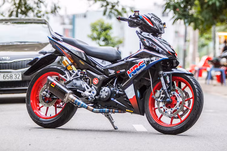 Ra mắt lần đầu tại Việt Nam tại triển lãm VMCS 2016 và chính thức bán ra từ tháng 6/2016, Honda Winner 150 vào thời điểm mới mở bán vẫn còn tỏ ra khá "thua kém" đối thủ Yamaha Exciter 150 về doanh số. Tuy nhiên với việc hạ giá mạnh và các hoạt động được Honda tổ chức, tới nay dòng xe này đã có một lượng "fan" khá đông đảo, trong đó có cả dân độ xe.