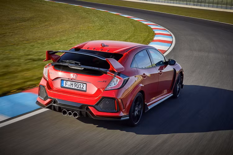 Civic Type R sở hữu hệ thống lái với 3 chế độ khác nhau là Comfort (êm ái), Sport (thể thao) và R+. So với phiên bản thường, Civic Type R cũng có thân xe với độ cứng chống xoắn lớn hơn tới 31%. Hệ thống treo của xe đã được Honda cải tiến lại với dạng MacPherson ở phía trước và đa điểm độc lập ở phía sau.